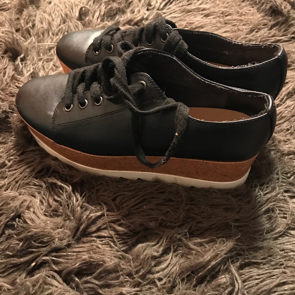Shoes - Picture 3 of 7